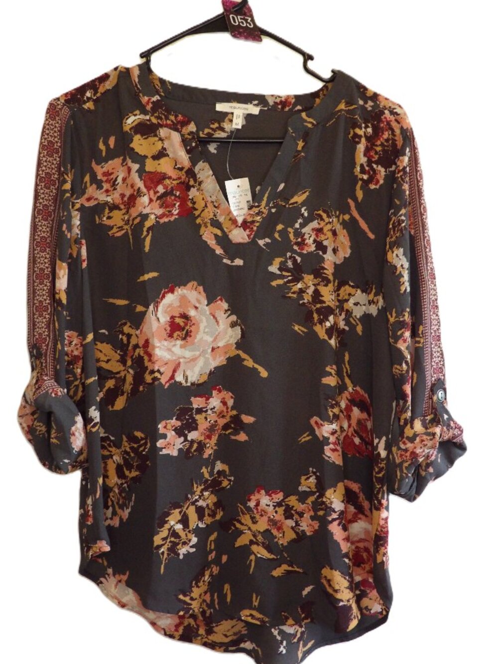 Maurices, NWT lightweight V-neck floral grey blouse (Women's Medium)